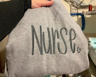 Nurse with Heart Rundhalsausschnitt