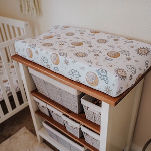 Celestial Dreams Wickelauflage / Mond / Sterne / Wolken / Sonne / Gender Neutral / Babyzimmer / Baby Geschenk