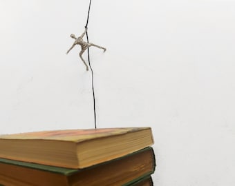 Väggskulptur med trådklättrare, handgjord heminredning