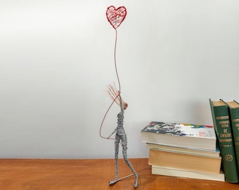 Figura de niña con corazón rojo, escultura moderna, arte de alambre hecho a mano único, regalos lindos únicos de mesa para el día de San Valentín, aniversario