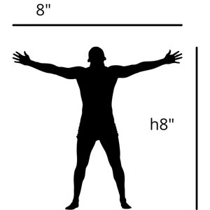 K&ouml;nnte beinhalten: Silhouette einer Person mit ausgestreckten Armen, die mit gespreizten Beinen steht. Die Person ist 20,32 cm gro&szlig;.