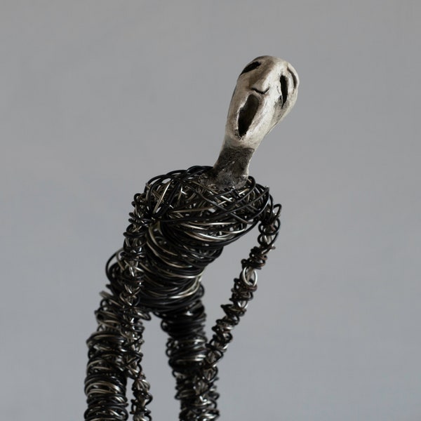 Sculpture abstraite, déco surréalisme, art technique mixte, art de la sculpture en fil de fer avec décoration d'intérieur en argile