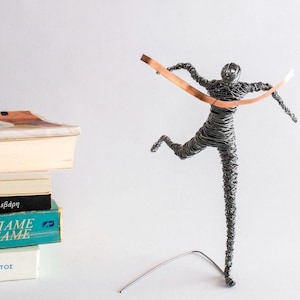 Handgjord skulptur av trådlöpare: Linjekonst med galvaniserad stålfinish