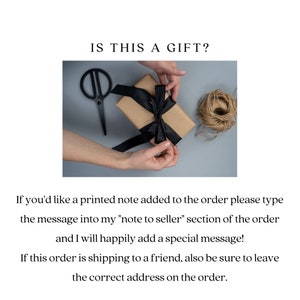 K&ouml;nnte beinhalten: Eine braune Geschenkbox, die mit einem schwarzen Band und Schnur gebunden ist. Der Text "IS THIS A GIFT?" befindet sich &uuml;ber dem Bild.
