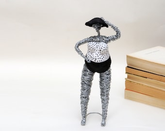 Escultura de mujer de alambre, arte corporal positivo