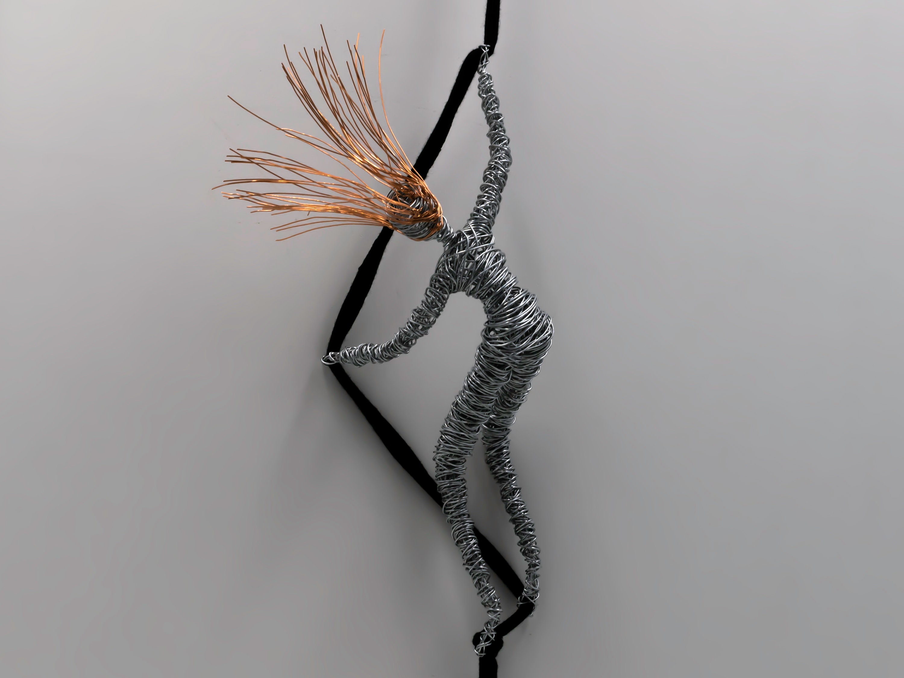 Wandskulptur 'Kletternde Frau' – Aus Polyresin, Bronzefarbe, Ca. 19x10x16 Cm, Mit Draht & Nagelkappe
