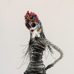 Catrina del Día de los Muertos, Escultura de alambre de Catrina del Día de los Muertos, Figura de Catrina hecha a mano, Cráneo de Calvera, Cráneo mexicano