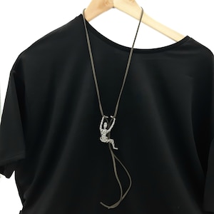 Acrobat-sculptuurketting, figuurhanger klimmende man, draadsculptuur, verstelbare ketting voor vrouwen, grote moderne ketting.
