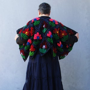 Vintage wollen jas met borduursel: boho-jas met bloemen, grote maat: 16/18