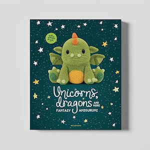 Puede incluir: Portada de libro con un dragón de crochet verde sobre un fondo azul oscuro con estrellas blancas. El título del libro es "Unicorns, Dragons, and More Fantasy Amigurumi."