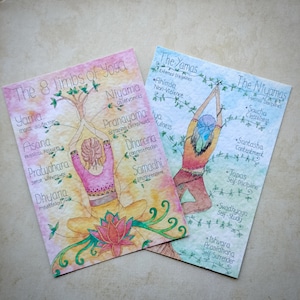 Puede incluir: Dos ilustraciones de acuarela de posturas de yoga con texto que describe los ocho miembros del yoga. La primera ilustración muestra a una mujer en una postura sentada con una flor de loto a sus pies. La segunda ilustración muestra a una mujer en una postura de pie con los brazos levantados por encima de su cabeza. El texto describe los ocho miembros del yoga, que son Yama, Niyama, Asana, Pranayama, Pratyahara, Dharana, Dhyana y Samadhi.