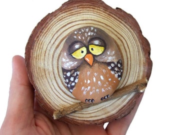 Unico gufo di roccia dipinto su una sezione di tronco di legno / Idea regalo originale di Owl Sweet Owl