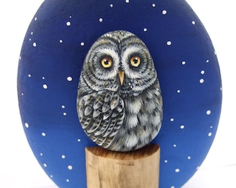 Great Grey Owl on a Trunk | A Unique Piece of Art