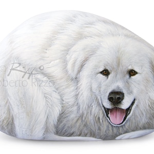 Doce cão pastor Maremma pintado em uma rocha lisa do mar | Arte rupestre incrivelmente detalhada de Roberto Rizzo | Belas artes para cães de estimação pintados à mão