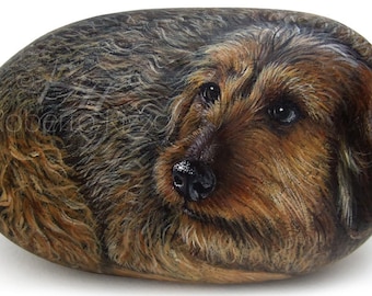 Aangepaste hondenportretten handgeschilderd op natuurlijke zeesteen | Fine Detailed Pet Memorial Painted Rocks door de kunstenaar Roberto Rizzo