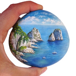 Bemalte Steinlandschaft mit Capris Stapeln & Booten | 100% handbemalt mit Acrylfarben und mit Satin Varnish Coat von Roberto Rizzo