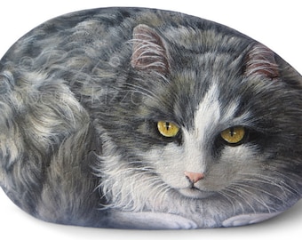 Retrato de gato personalizado increíblemente detallado, totalmente pintado a mano sobre una piedra marina / rocas pintadas por encargo del artista Roberto Rizzo