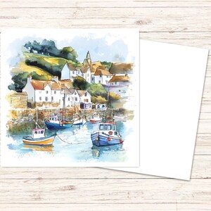K&ouml;nnte beinhalten: Aquarellmalerei eines K&uuml;stendorfes mit wei&szlig;en Geb&auml;uden, roten Ziegeld&auml;chern und einem Kirchturm. Mehrere Boote liegen im Hafen. Das Kunstwerk befindet sich auf einer wei&szlig;en Karte, daneben eine leere Karte.