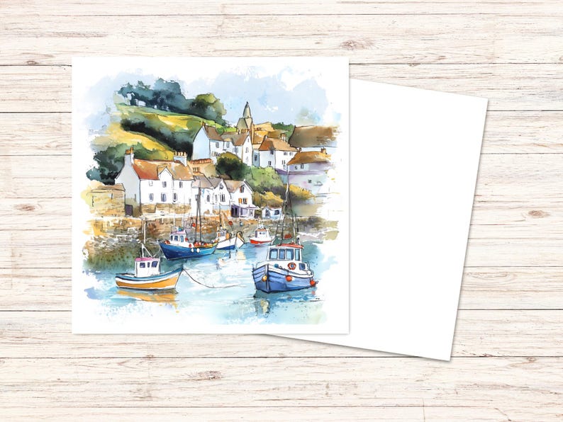 K&ouml;nnte beinhalten: Aquarellmalerei eines K&uuml;stendorfes mit wei&szlig;en Geb&auml;uden, roten Ziegeld&auml;chern und einem Kirchturm. Mehrere Boote liegen im Hafen. Das Kunstwerk befindet sich auf einer wei&szlig;en Karte, daneben eine leere Karte.