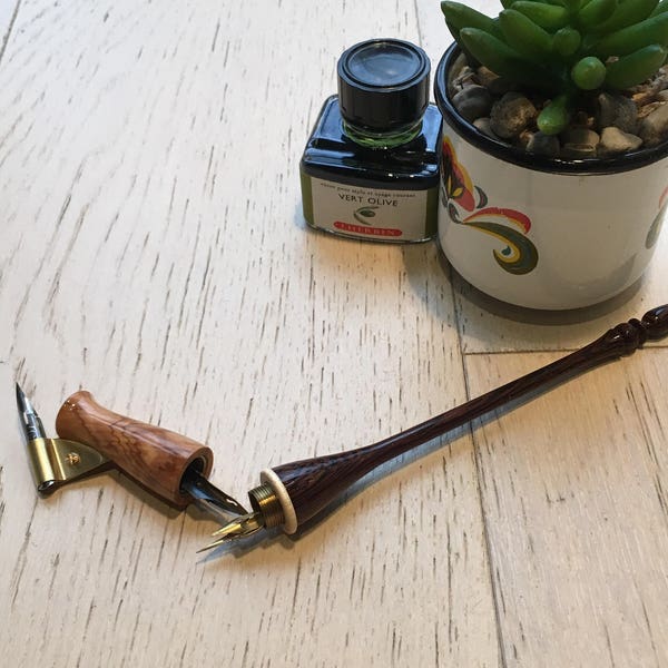 Calligraphy pen holder with oblique bullock flange with handle in olive burl and tail in wengè with a hidden space for nibs