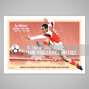 Puede incluir: Una ilustración digital de Ian Wright, un ex jugador de fútbol del Arsenal, con un uniforme rojo y blanco del Arsenal, pateando un balón de fútbol. El texto "IAN WRIGHT", "ARSENAL 1991-1998", "(GAMES 221 - GOALS 128)", "Steve Gulbis", "THE FOOTBALL ARTIST" y "ARSENAL IS THE GREATEST IT'S JUST THE GREATEST FOOTBALL CLUB IN THE WORLD" está incluido en la imagen.