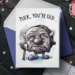 Carte d'anniversaire drôle de fan de hockey - « Puck, you're old » - Humour grossier pour les amateurs de hockey et les anniversaires de vieillards, cadeau pour fan de hockey, anniversaire de sport amusant