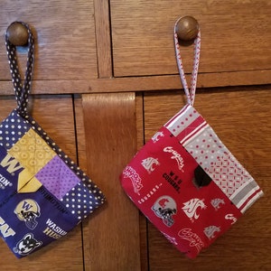 Artículo en oferta: Cartera de pulsera con cuadrados acolchados y estampado de husky de la Universidad de Washington