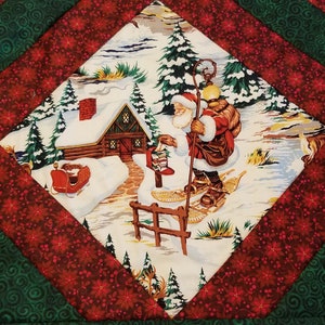 Gesteppter französischer Tischläufer mit Weihnachtsmann in einer verschneiten Winterszene
