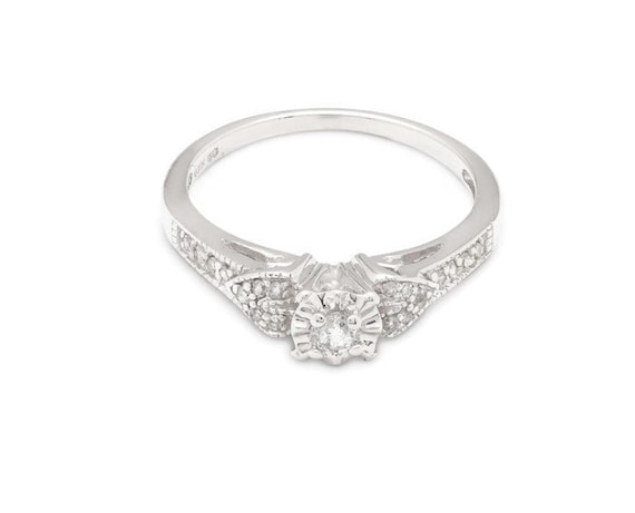 Estate Vintage 10 kt White Gold Illusion Diamond and Bezel Setting Designed Ring Perfect To propose with and/or to promise with US Size 7