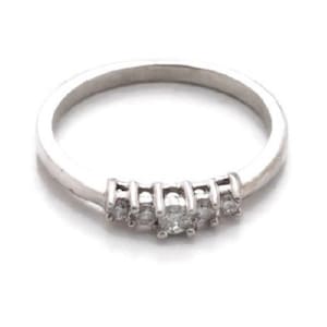 Art Deco or et diamant filigrane Engagement ou promesse anneau 1 plus grand diamant entouré de 2 petits diamants par côté U.S. 6,75