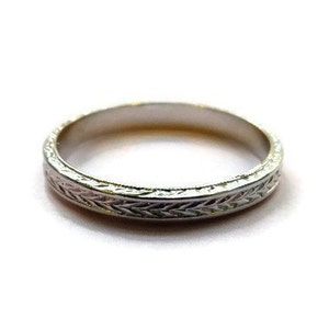 Fully Engraved 14 kt Whit Gold Art Deco Arrow Styled Wedding Band