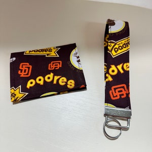 Juego de llavero, pulsera y billetera