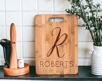 Family name engraved bamboo cutting board | last name housewarming gift | personalized kitchen | cook gift | personalized Christmas gift