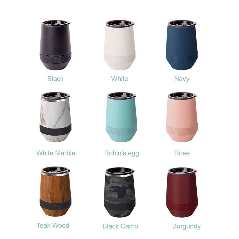 Puede incluir: Nueve tazas de viaje aisladas de diferentes colores y patrones. Las tazas son todas de la misma forma y tama&ntilde;o. Los colores incluyen negro, blanco, azul marino, m&aacute;rmol blanco, azul huevo de robin, rosa, madera de teca, camuflaje negro y burdeos.