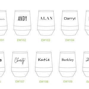 Puede incluir: Diez vasos de vino blanco con letras negras. Cada vaso tiene un nombre diferente impreso. Los nombres son Kathleen, Andy, Alan, Darryl, Dean, Gwen, Charity, Katie, Barkley y Lauren.