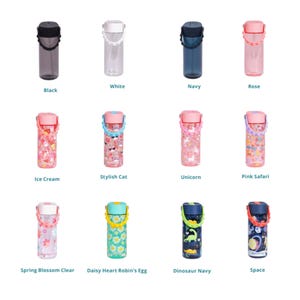 Peut inclure: Douze bouteilles d'eau r&eacute;utilisables de diff&eacute;rentes couleurs et designs. Les bouteilles sont toutes en plastique transparent avec une poign&eacute;e et un couvercle. Les motifs comprennent des glaces, un chat, une licorne, un animal de la savane, des fleurs, un dinosaure et l'espace.