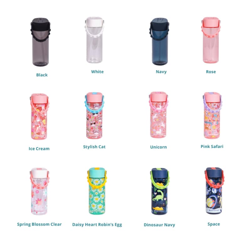 Peut inclure: Douze bouteilles d'eau r&eacute;utilisables de diff&eacute;rentes couleurs et designs. Les bouteilles sont toutes en plastique transparent avec une poign&eacute;e et un couvercle. Les motifs comprennent des glaces, un chat, une licorne, un animal de la savane, des fleurs, un dinosaure et l'espace.