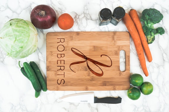 Family name engraved bamboo cutting board | last name housewarming gift | personalized kitchen | cook gift | personalized Christmas gift