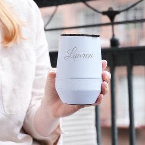 Puede incluir: Un vaso t&eacute;rmico de acero inoxidable blanco con tapa negra y el nombre "Lauren" grabado en el lateral.