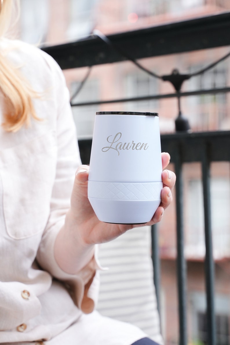 Puede incluir: Un vaso t&eacute;rmico de acero inoxidable blanco con tapa negra y el nombre "Lauren" grabado en el lateral.