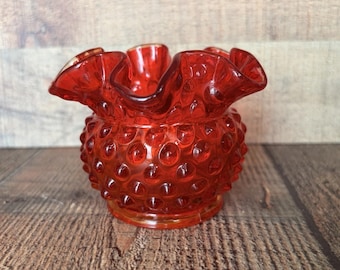 Jarrón pequeño de cristal Fenton vintage rojo con forma de roseta y borde ondulado.