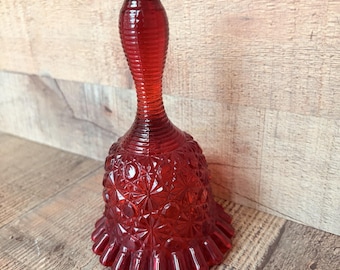 Campana de cristal rojo rubí Fenton de 15 cm con borde ondulado
