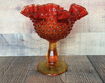 Dulcera de pedestal de cristal Fenton vintage color ámbar rojo con relieve y borde ondulado
