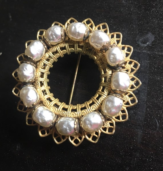 1950’s Miriam Haskell Filigree Brooch with Faux B… - image 4