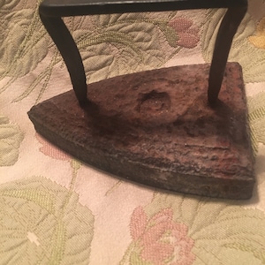 Antique Cast Iron Clothing Iron, 1800’s Sad Iron, Wrinkle Remover, Old Iron, Garment Press, Country Cottage Decor, Rustic Tool