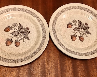 Homer Laughlin Dinner Plates, Strawberry Pattern, 10 inch Stoneware Plate,  Vintage Tableware, Made in the USA