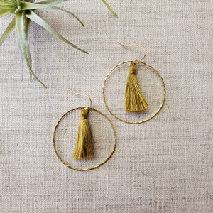 Brincos Silvina Tassel - Brincos Dill / Boho / Brincos de argola / Geométricos / Latão martelado