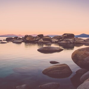 Die Felsen am Lake Tahoe Digitaldruck, Fotografie, Sunrise