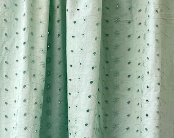 Tela con ojales vintage verde menta cortada a medida, con bordado floral por todas partes, 39" de ancho #8073