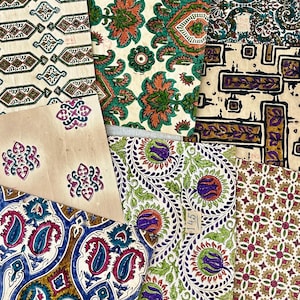 Könnte beinhalten: Eine Sammlung von Vintage-Stoffmustern mit verschiedenen farbenfrohen Mustern. Designs umfassen florale, Paisley- und geometrische Motive in Grün-, Orange-, Blau-, Lila- und Brauntönen. Einige Muster haben handschriftliche Nummern.